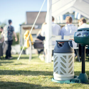 Fest med en Mosquito Magnet i förgrunden