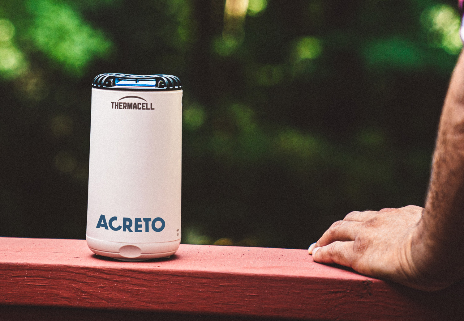 Myggavvisare Thermacell på röd träyta utomhus.