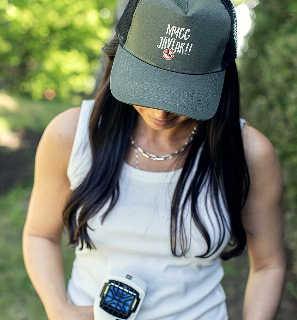 Myggjävlar keps bärs av kvinna