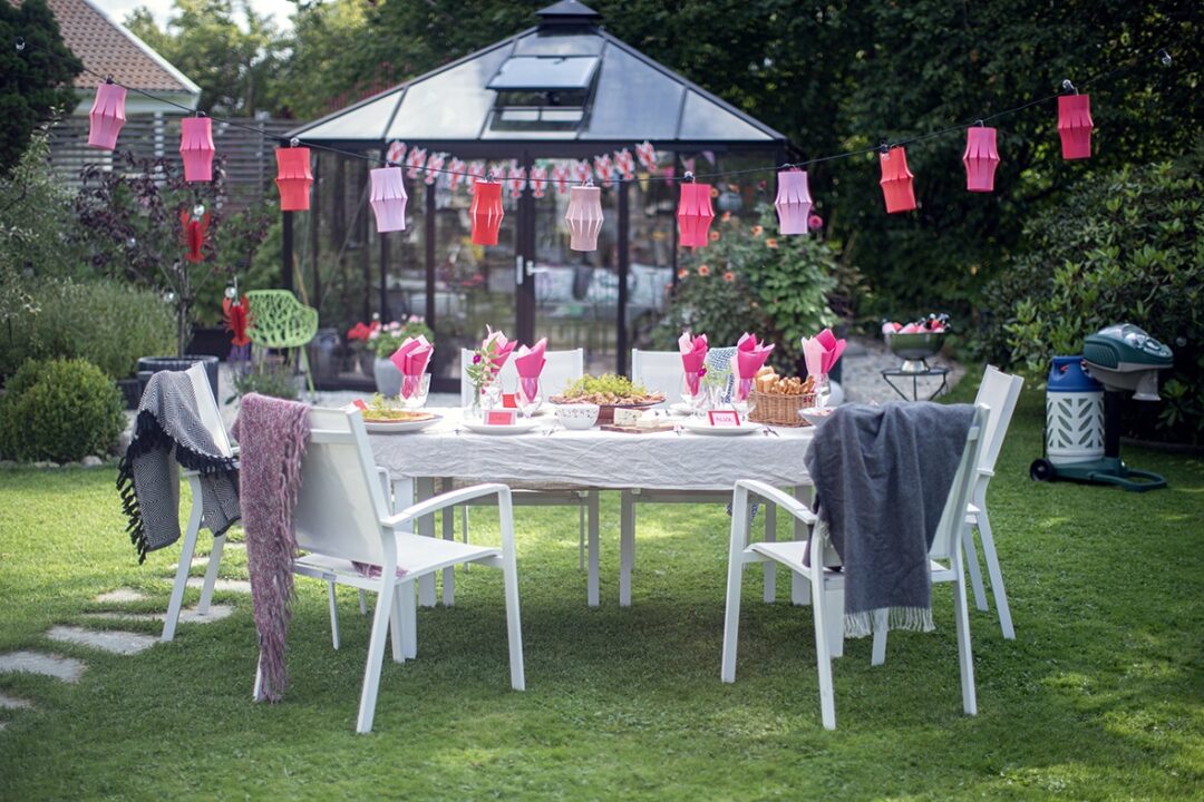 Uppdukat somrigt festbord