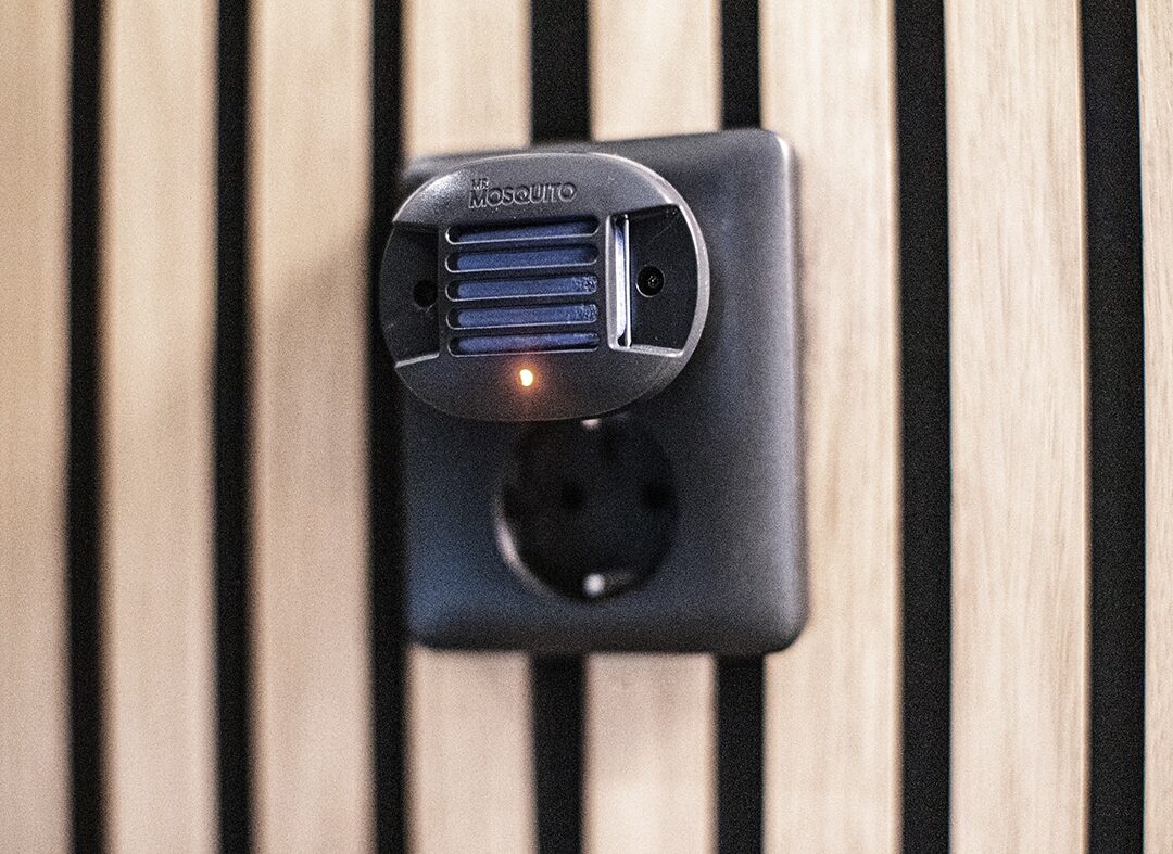 En Mr Mosquito inkopplad i vägguttaget