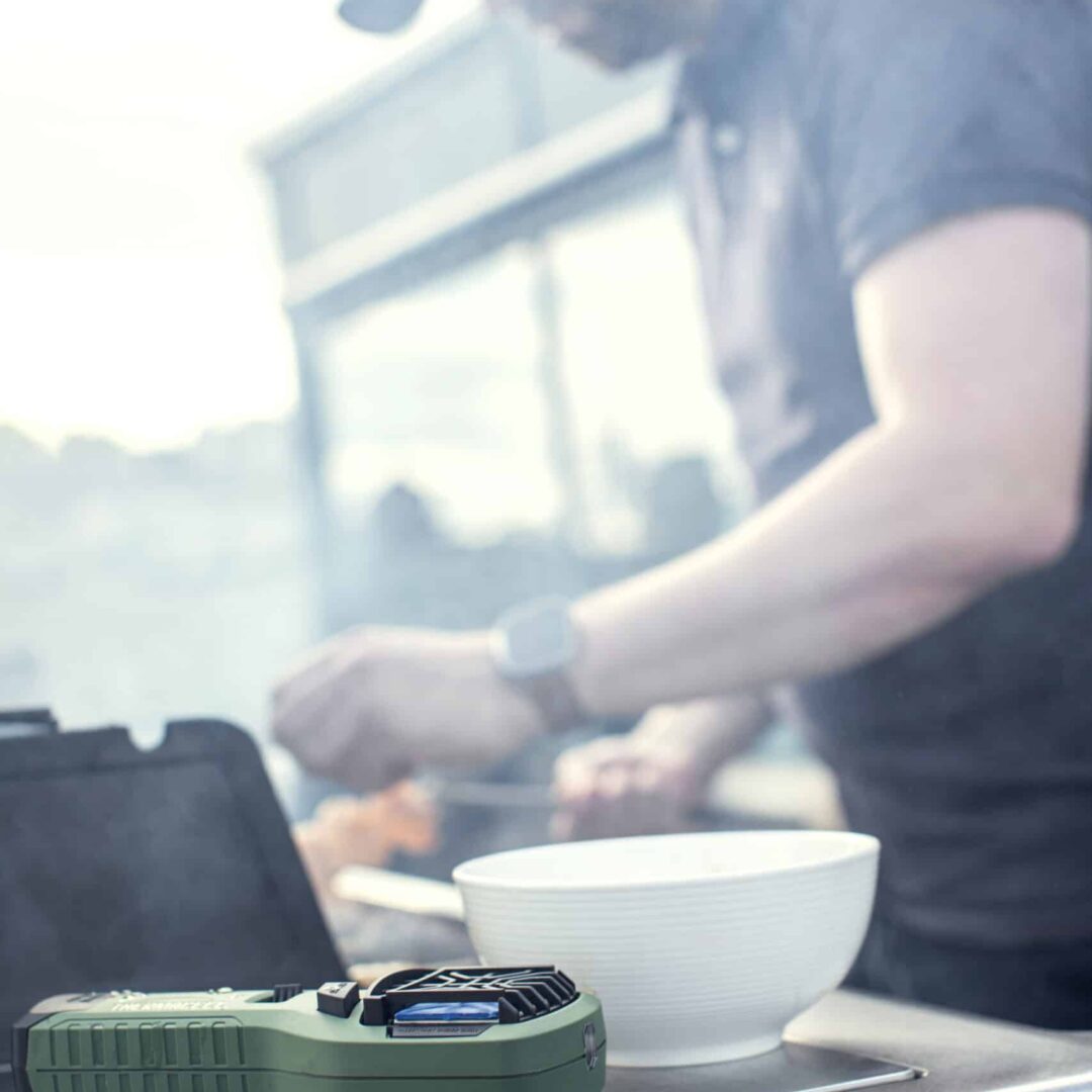 en man som grillar med en Thermacell jämte