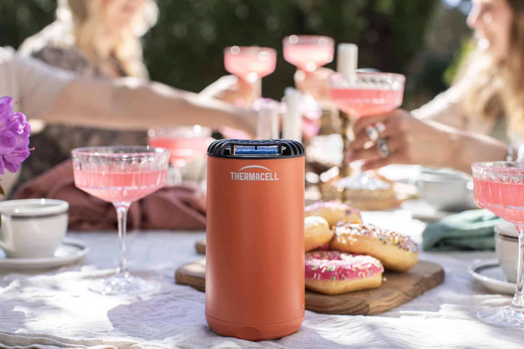 En Thermacell Mini Halo på ett middagsbord