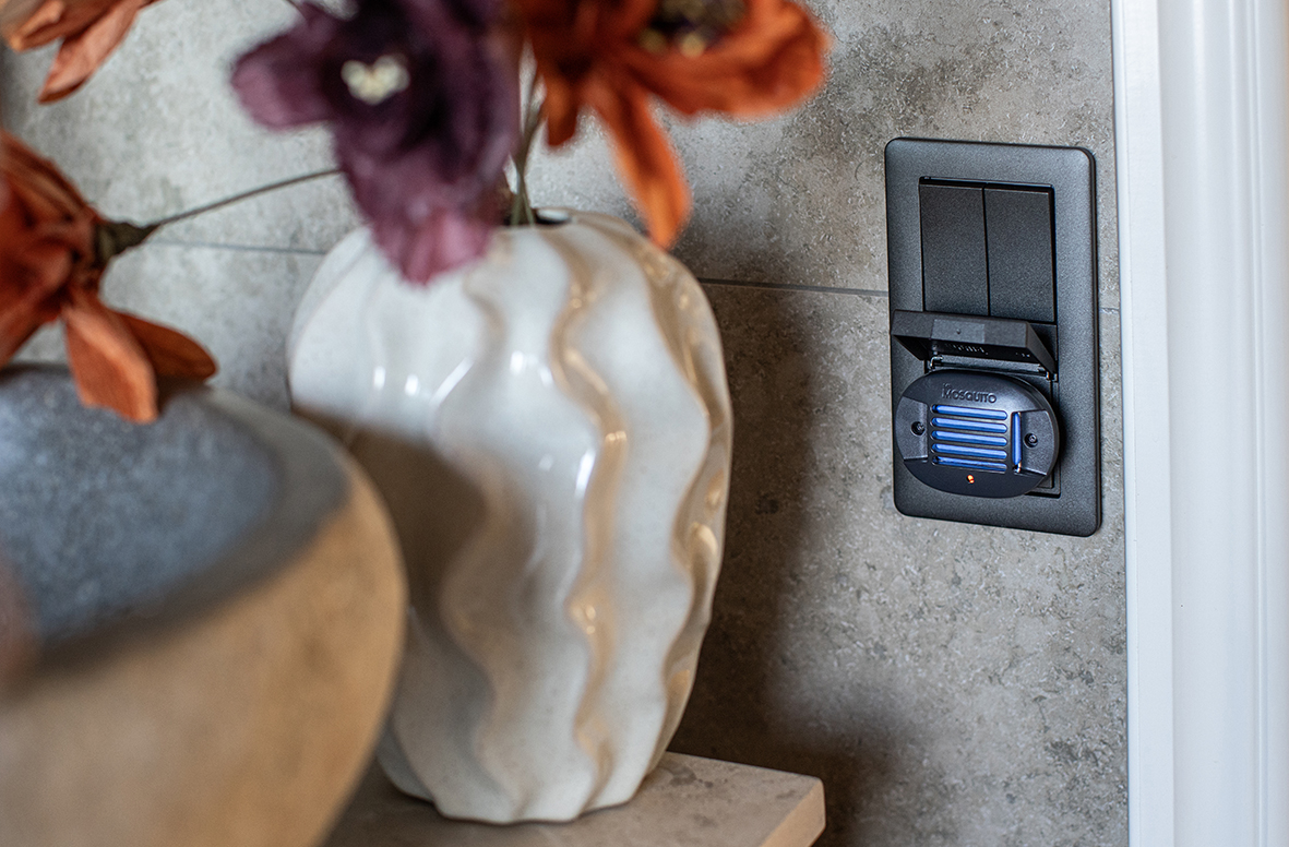 En Mr Mosquito som sitter inkopplad i vägguttaget