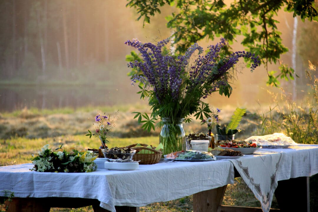 Svensk sommarbuffé med blommor på landsbygden